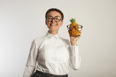 Ananas ile mutlu öğretmen