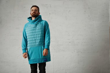 Hafif mavi sweatshirt içinde sakallı adam