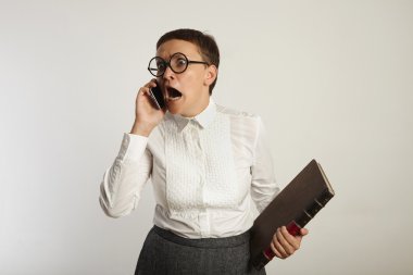 Cep telefonu üzerinde konuşurken duygusal öğretmen