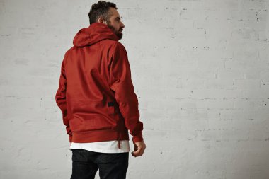 Sakallı adam kırmızı anorak
