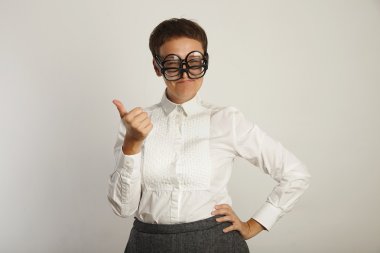 Üç çift gözlük gülümseyen öğretmen