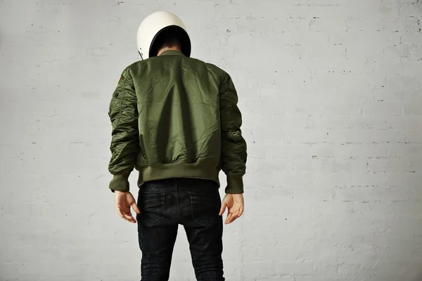 Uomo in giacca bomber verde con casco — Foto Stock