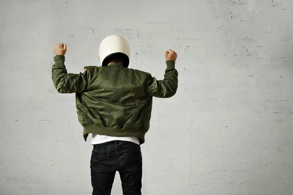 Hombre de chaqueta piloto verde con casco — Foto de Stock