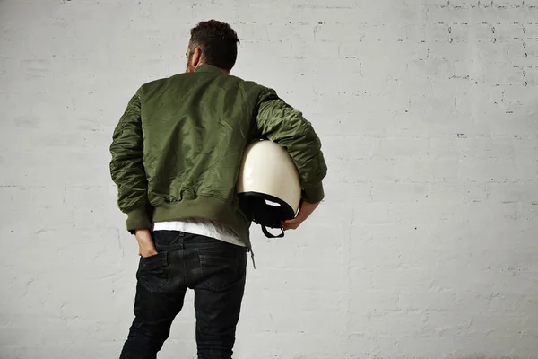 Hombre en chaqueta de bombardero caqui con casco — Foto de Stock