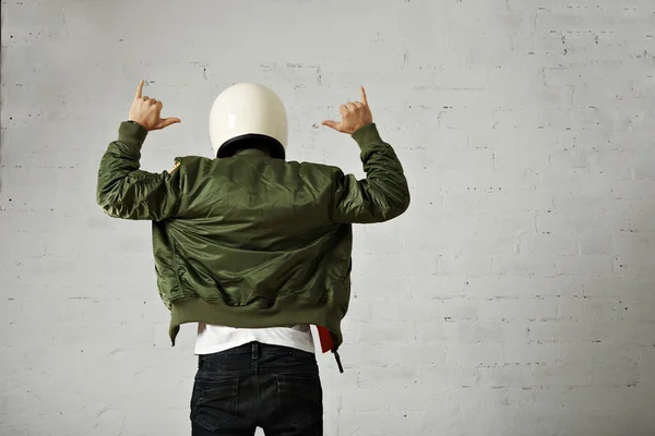 Homem de capacete e casaco de bombista gesticulando — Fotografia de Stock