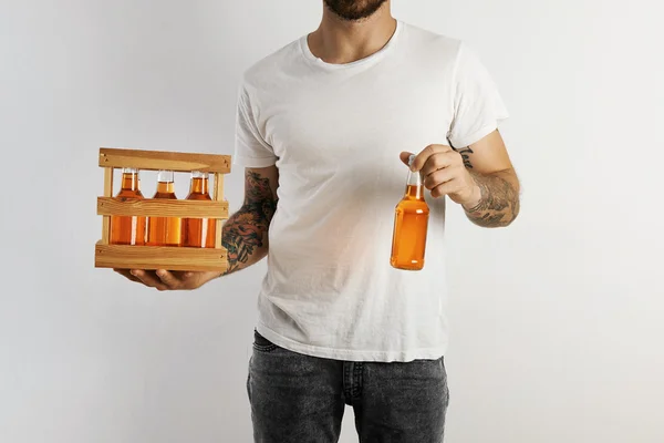 Mann hält Packung mit Fruchtbier — Stockfoto