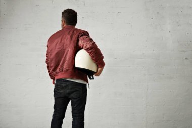 Kask ile bir bordeaux pilot ceketli adamı