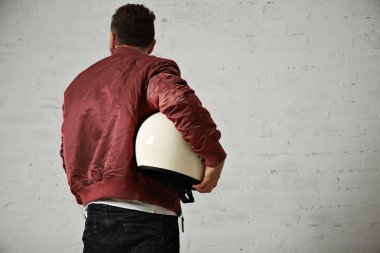 Kask ile bir bordeaux pilot ceketli adamı