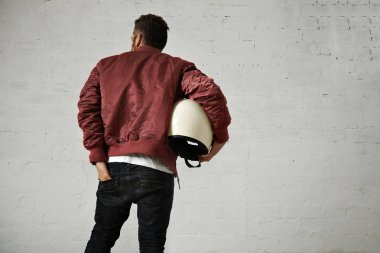 Kask ile bir bordeaux pilot ceketli adamı