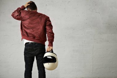 Kask ile bir bordeaux pilot ceketli adamı
