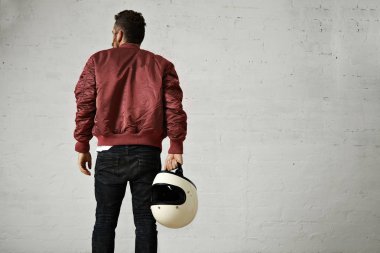 Kask ile bir bordeaux pilot ceketli adamı