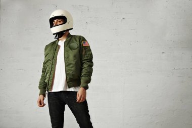 Kask ile bir haki pilot ceketli adamı