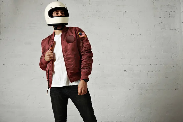 Hombre en una chaqueta piloto de Burdeos con casco — Foto de Stock