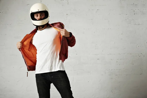 Hombre en una chaqueta piloto de Burdeos con casco —  Fotos de Stock