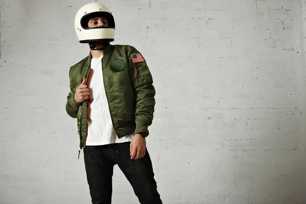 Человек в пилотской куртке цвета хаки со шлемом — стоковое фото