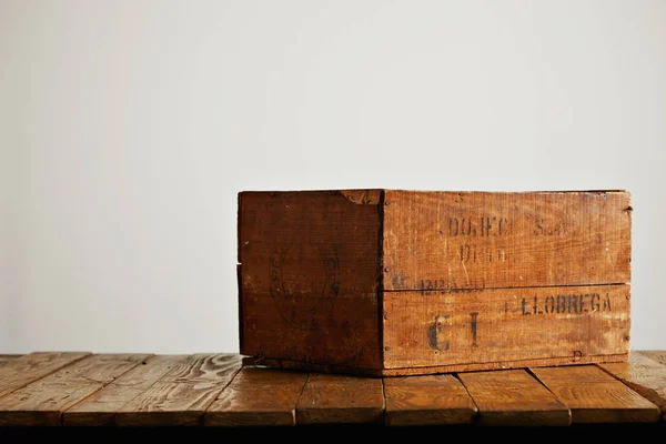 Hermosa caja de vino viejo aislado en blanco — Foto de Stock