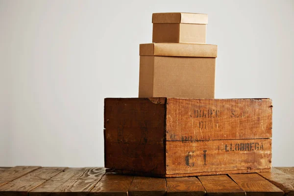 Prázdné vlnité kartony s vintage dřevěný box — Stock fotografie