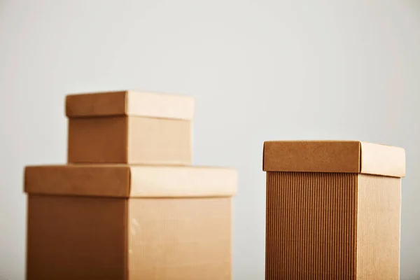 Образцы пустых коричневых коробок из гофрированного картона — стоковое фото