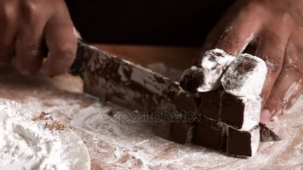 Chefe profissional trabalha com chocolate, isolado no fundo branco — Vídeo de Stock