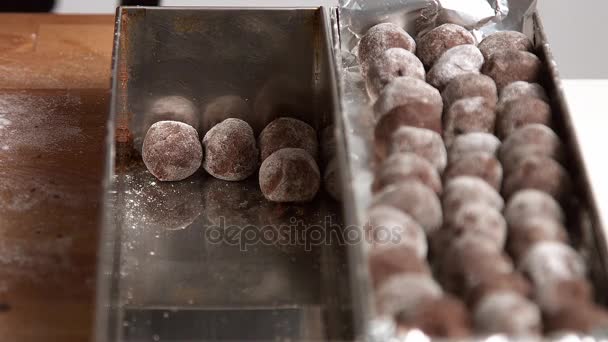 Lavori principali professionali con cioccolato, isolato su sfondo bianco — Video Stock