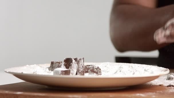 Профессиональный шеф работает с шоколадом на белом фоне — стоковое видео