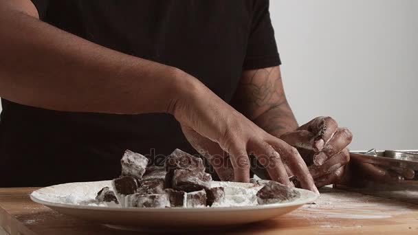 Επαγγελματική επικεφαλής έργων με σοκολάτα, απομονώνονται σε λευκό φόντο — Αρχείο Βίντεο