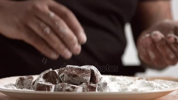 Professionell chef arbetar med choklad, isolerad på vit bakgrund — Stockvideo