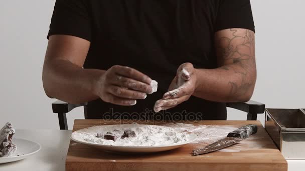 Jefe profesional trabaja con chocolate, aislado sobre fondo blanco — Vídeos de Stock