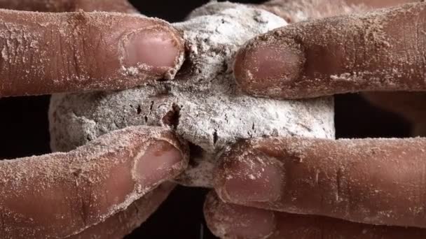 Professionele chef werken met chocolade, geïsoleerd op witte achtergrond — Stockvideo