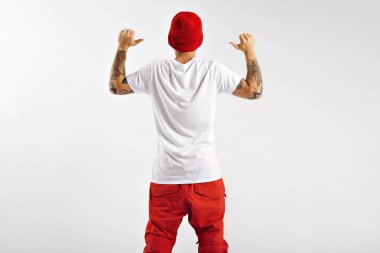 Etiketlenmemiş beyaz t-shirt arkasında gösterilen snowboarder