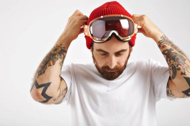 Beyaz t-shirt gözlük koyarak Snowboarder