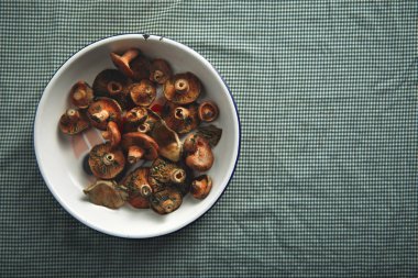 Beyaz kase taze mantar