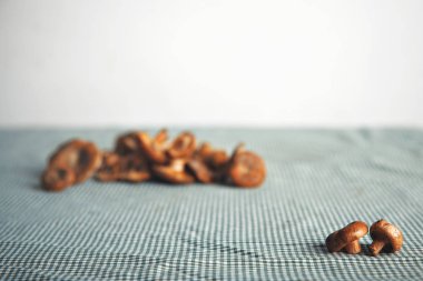 Mavi ve beyaz kareli masa örtüsü üzerinde mantar