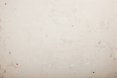 Eski paslı yüzeyi ile beyaz boyalı