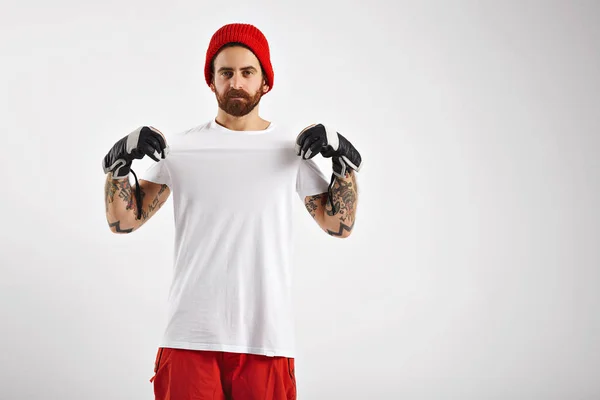 Snowboarder presenteren labelloze wit t-shirt — Stockfoto