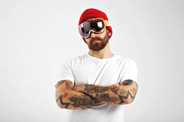 Snowboarder tatuado e barbudo em branco t-shirt — Fotografia de Stock