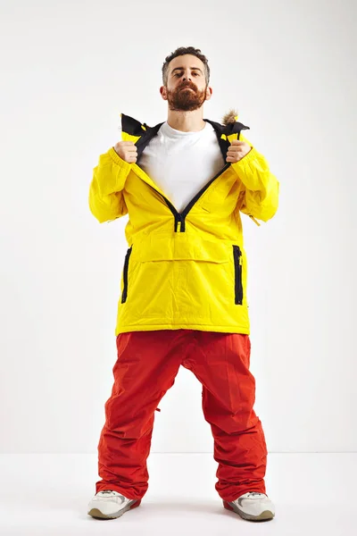 Snowboardista ve světlé bunda — Stock fotografie