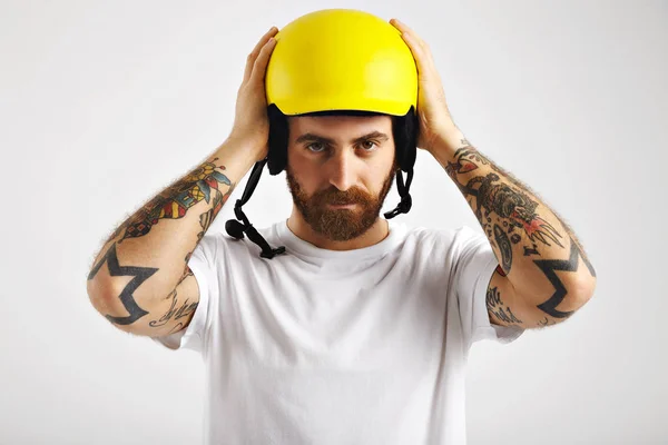 Snowboarder vestindo e ajustando capacete — Fotografia de Stock