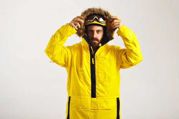 Snowboarder demonstrando casaco anorak brilhante — Fotografia de Stock