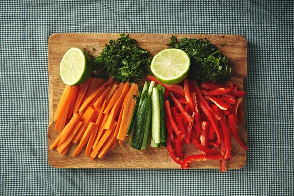 Corte verduras frescas em uma tábua de madeira — Fotografia de Stock