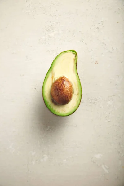 Авокадо разрезано пополам на белое — стоковое фото