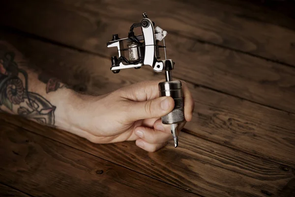 Close up of a mans hand with  tattoo gun — Stock Photo, Image