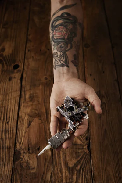 Nahaufnahme einer Männerhand mit Tätowierpistole — Stockfoto
