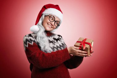 Kadın Noel kazağı ve hediyeler ile Santa şapka