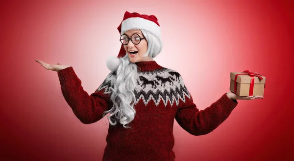 Mujer en jersey de Navidad y sombrero de Santa con regalos —  Fotos de Stock