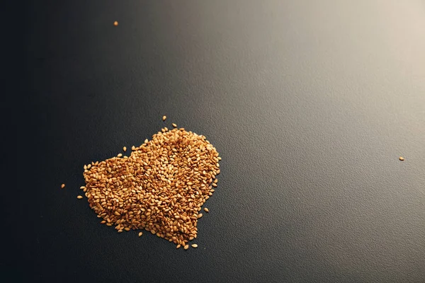 Семена кунжута в форме сердца — стоковое фото