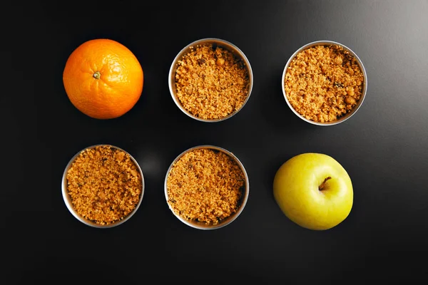 Яблочный десерт с фруктами — стоковое фото