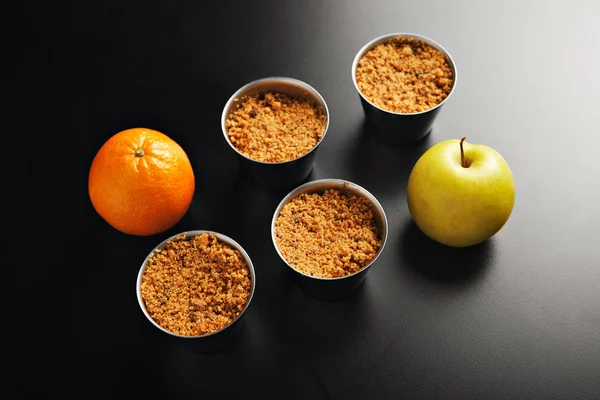 Apple crumble deser z owocami — Zdjęcie stockowe