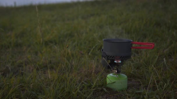 Camping matlagning utomhus med små primus — Stockvideo