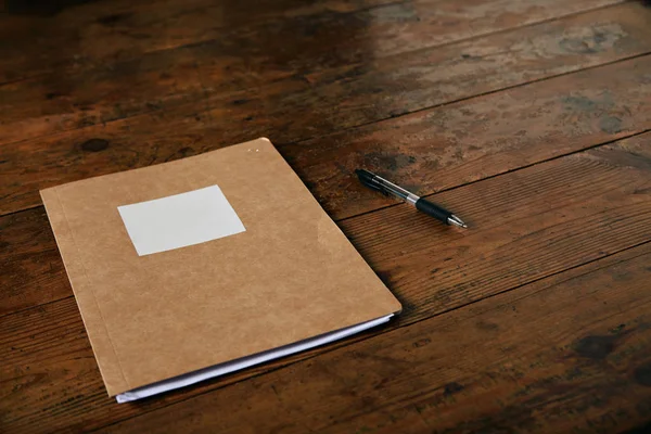 Журнал без міток і ручка на дерев'яному столі — стокове фото